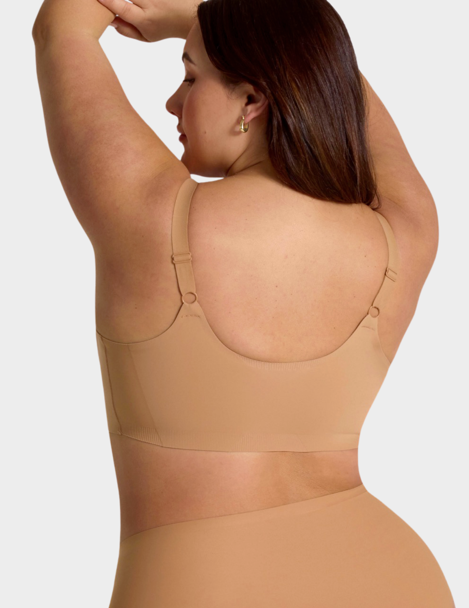 Back view of a model wearing Evelyn & Bobbie Structured Scoop Bra in Mica