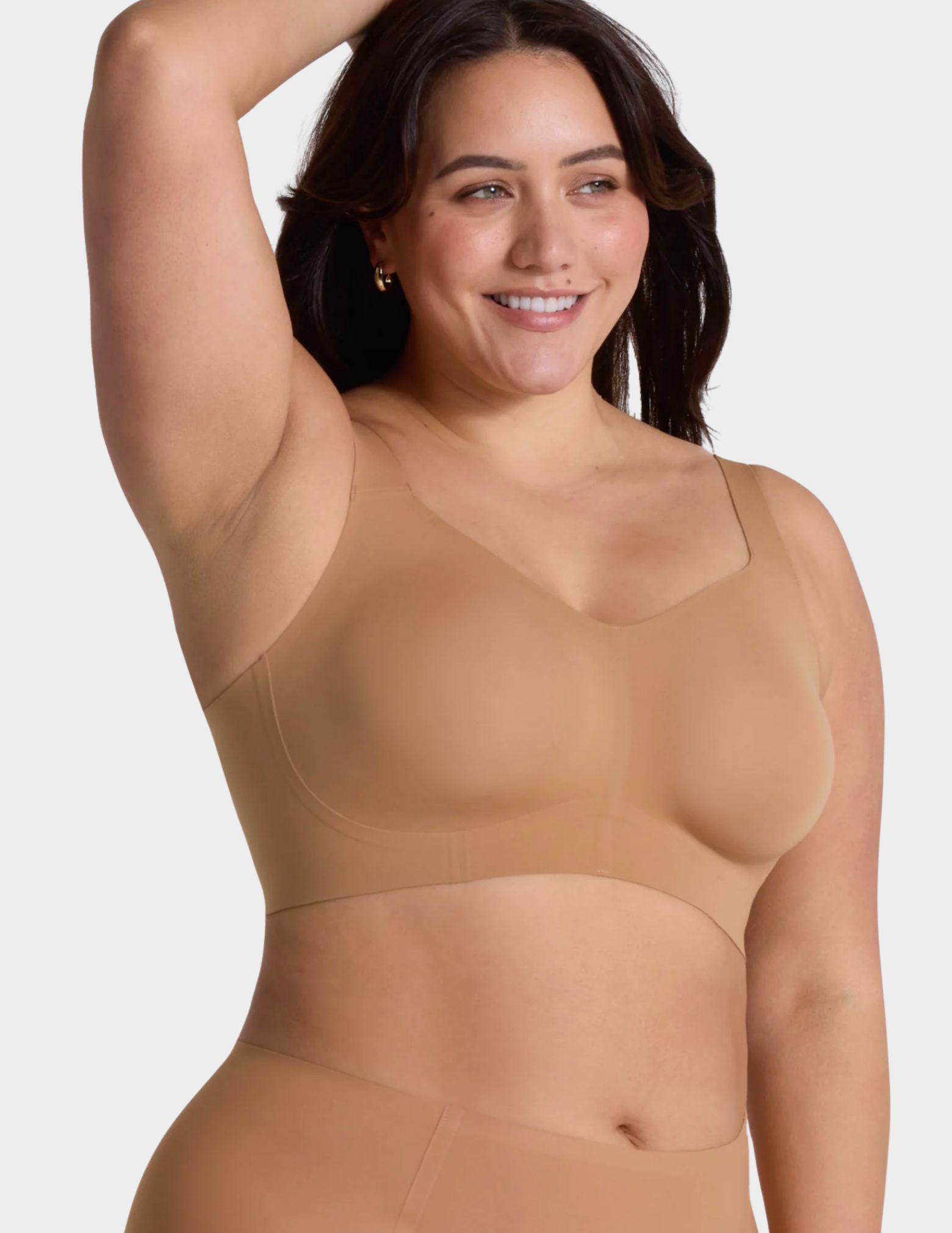 Side view of a model wearing Evelyn & Bobbie Beyond bra in Mica