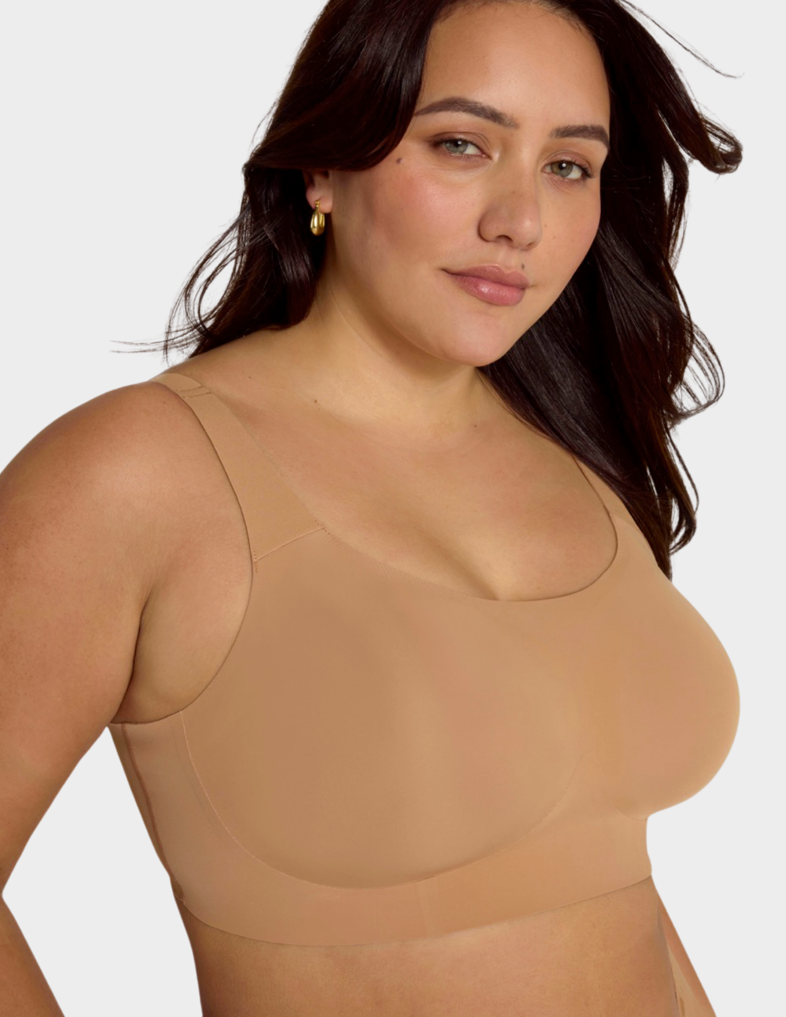 Close up side view of a model wearing Evelyn & Bobbie Structured Scoop Bra in Mica