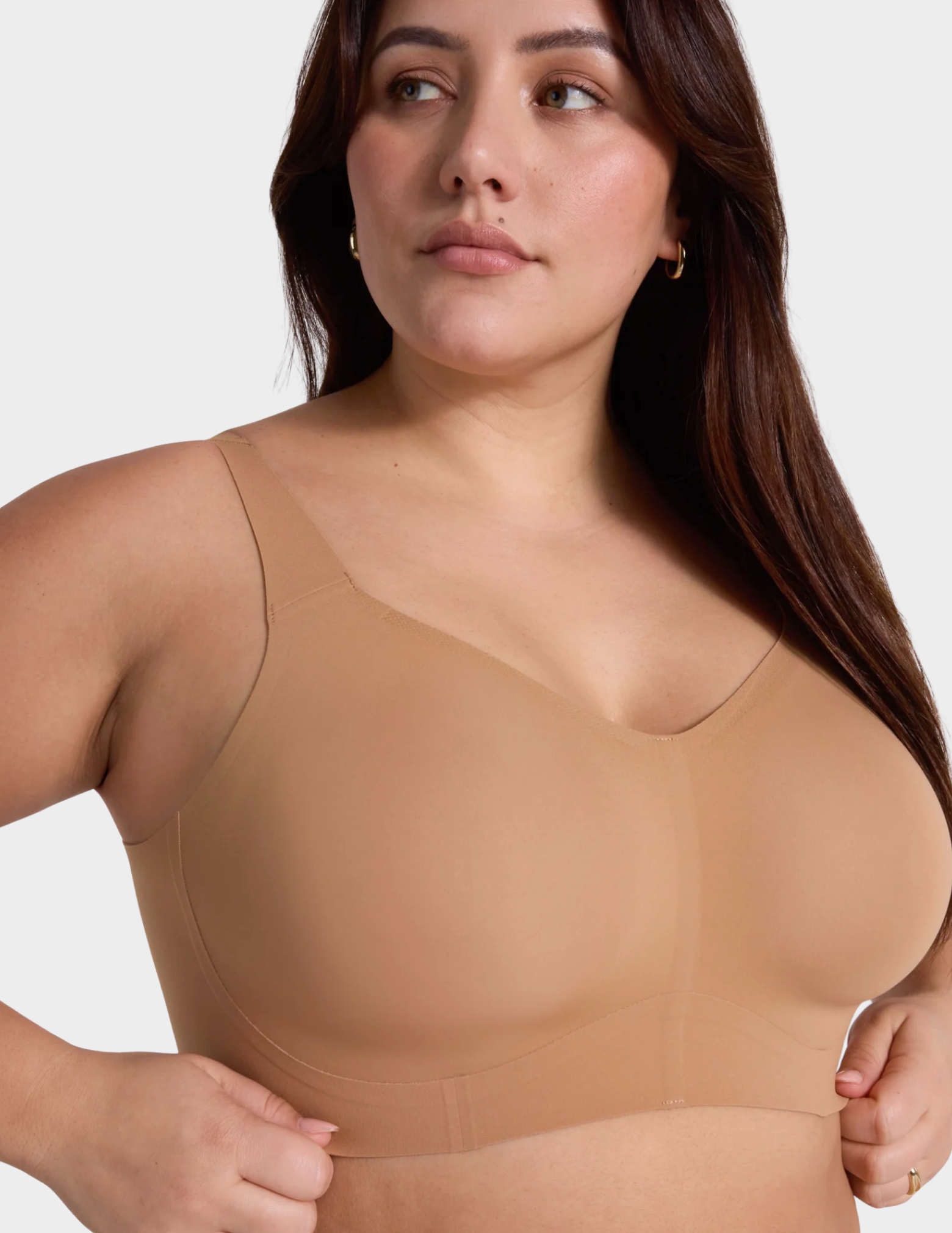 Side view of a model wearing Evelyn & Bobbie Beyond bra in Mica