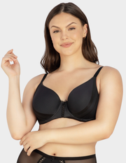 Front view of a model wearing Parfait Shea t shirt bra in black