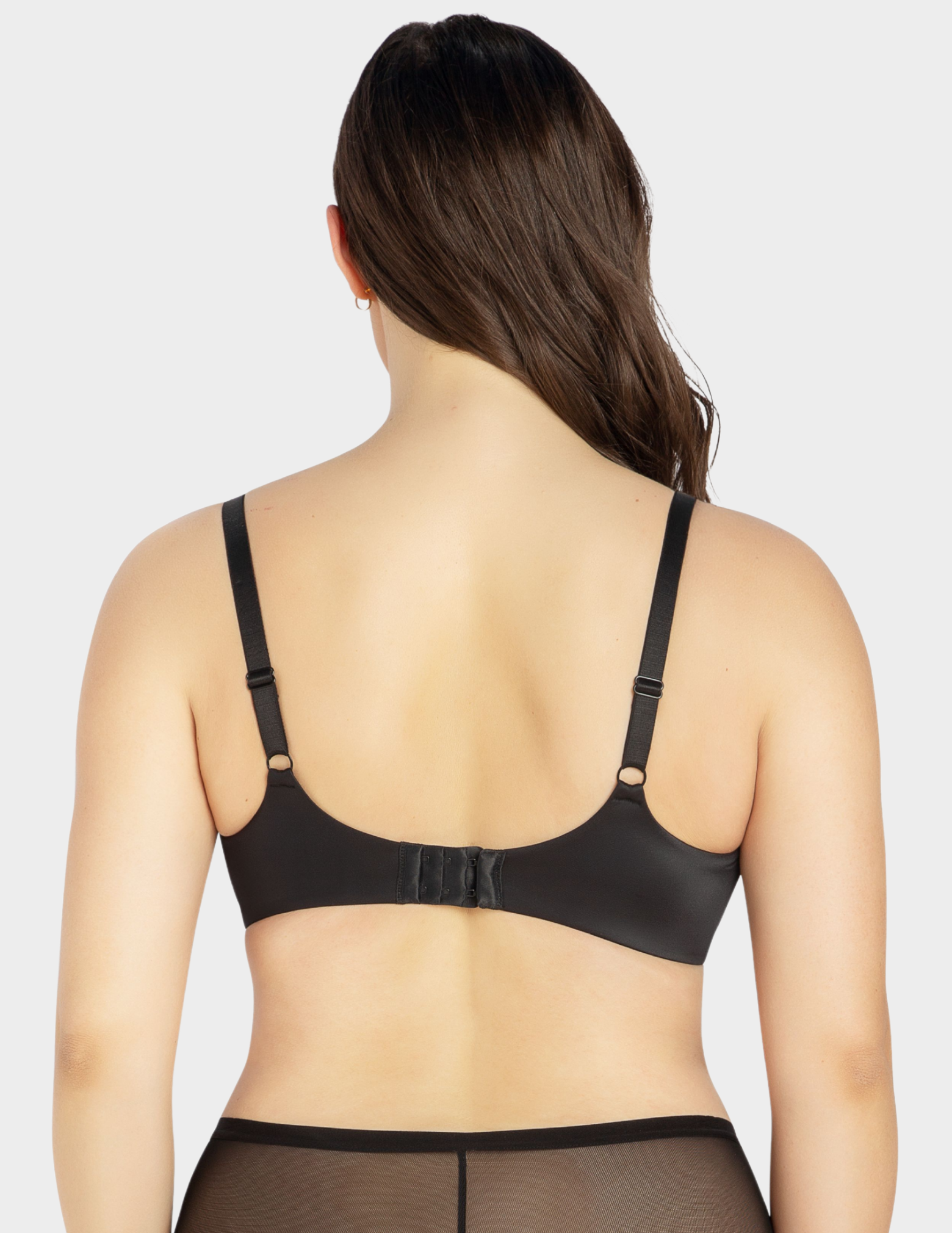 Back view of a model wearing Parfait Shea t shirt bra in black