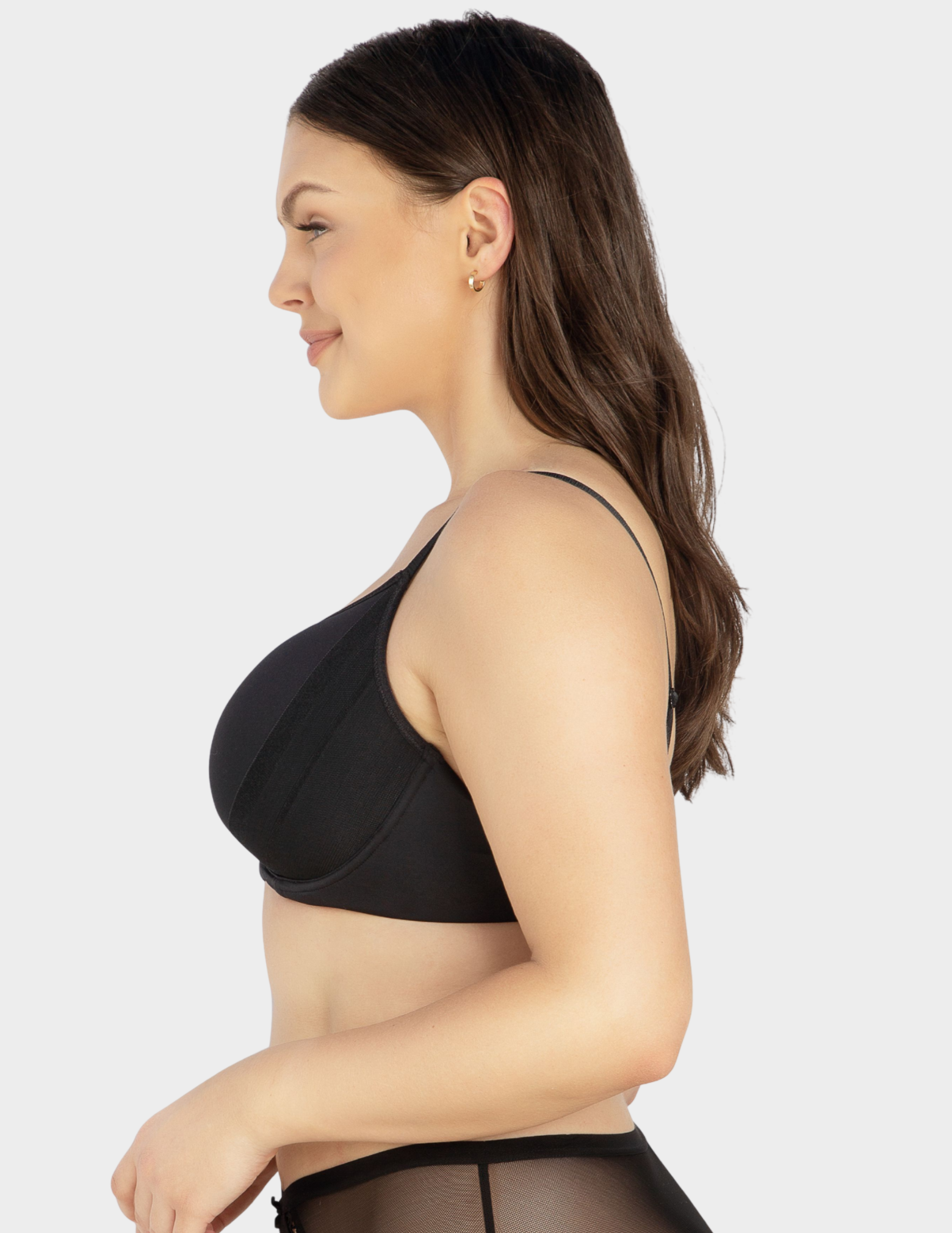 Side view of a model wearing Parfait Shea t shirt bra in black