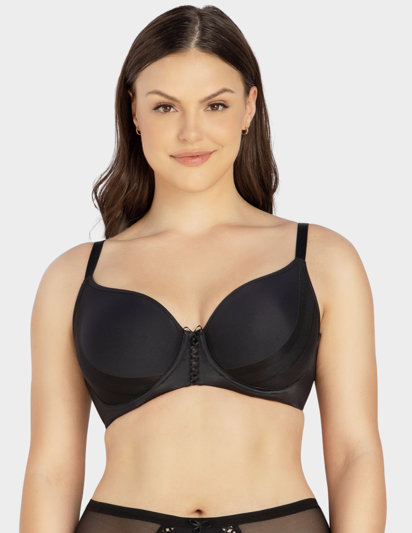 Front view of a model wearing Parfait Shea t shirt bra in black