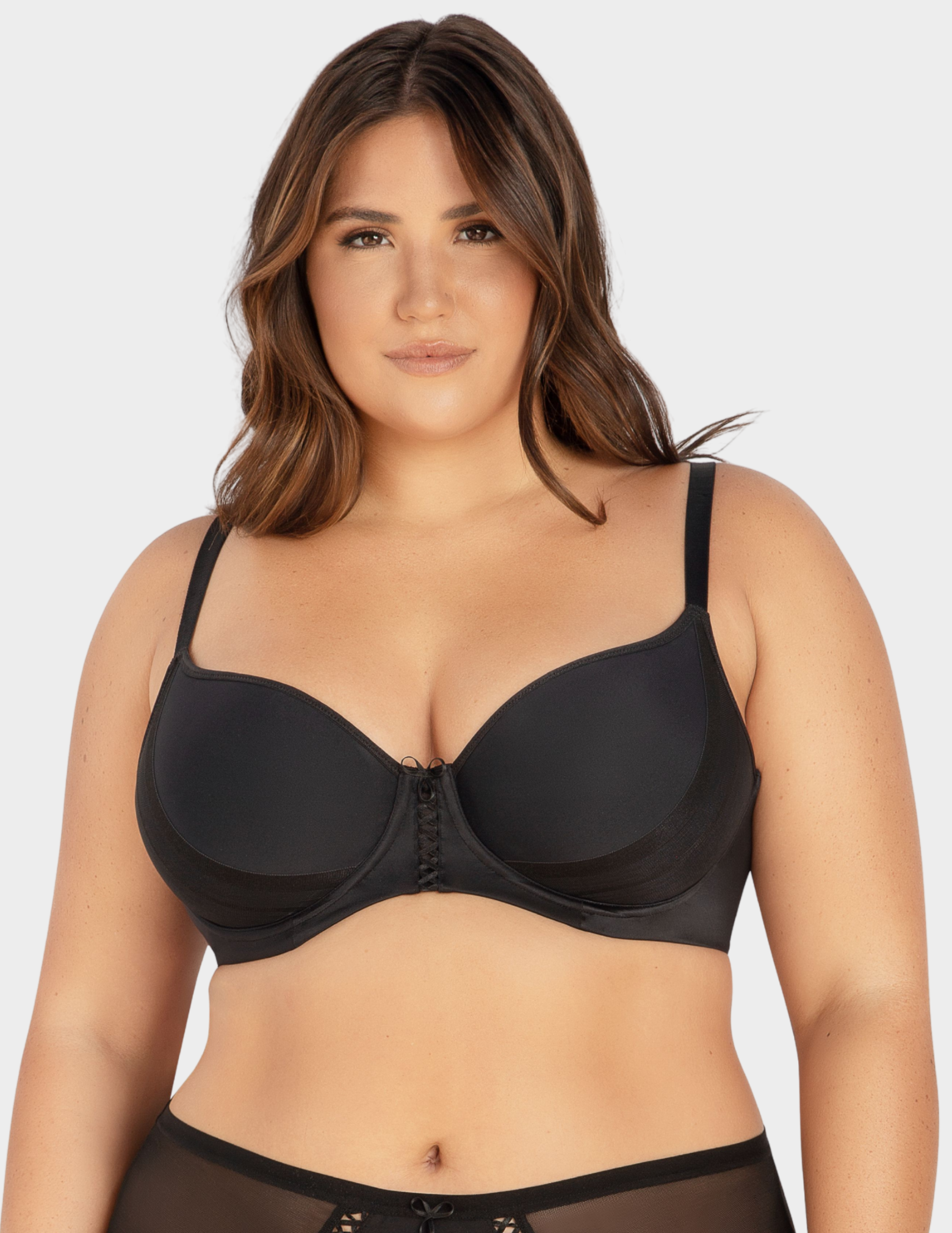 Front view of a model wearing Parfait Shea t shirt bra in black